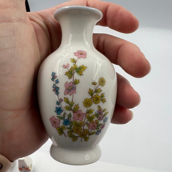 Vintage Otagiri Floral White Bud Vase Mini Pink Blue Yellow Blooms Japan Made - Picture 4 of 9